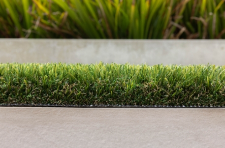 Gazon synthétique BAHAMAS 50 mm – Gamme Signature proposé par Maison du Gazon.com spécialiste de la pose de gazon synthétique dans l’Hérault