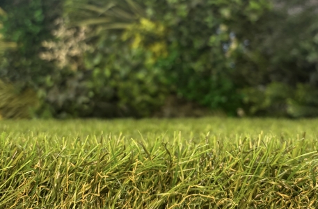 Gazon synthétique CEYLON 55 mm – Gamme Premium proposé par Maison du Gazon.com spécialiste de la pose de gazon synthétique dans l’Hérault