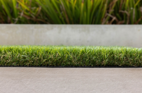 Gazon synthétique EDISON 36 mm – Gamme Confort proposé par Maison du Gazon.com spécialiste de la pose de gazon synthétique près de Béziers