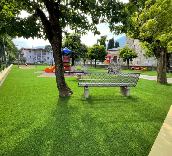 Pose de gazon artificiel, modèle Rythm Origin pour zones d’aire de jeux, réalisé par Maison du Gazon.com spécialiste du gazon synthétique dans l’Hérault