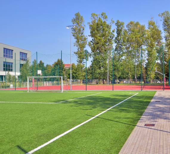 Pose de gazon artificiel pour terrain de sport, réalisé par Maison du Gazon.com spécialiste du gazon synthétique près de Béziers