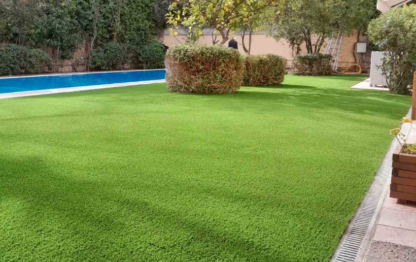 Pose de gazon artificiel, modèle Thomason pour zones décoratives, réalisé par Maison du Gazon.com spécialiste du gazon synthétique près de Béziers