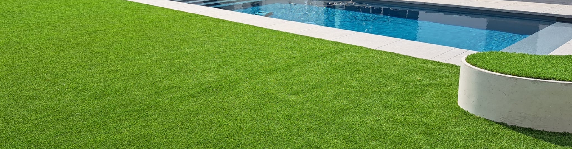 Contour piscine avec le modèle de gazon synthétique King Origin