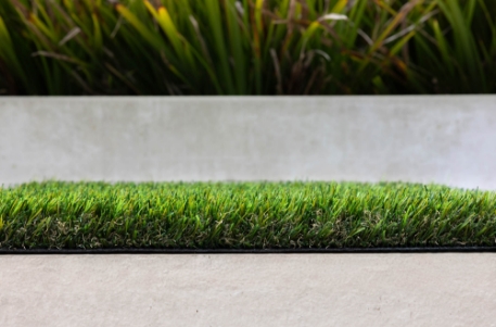 Gazon synthétique LOUISON 32 mm - Gamme Confort, proposé par Maison du Gazon.com spécialiste de la pose de gazon synthétique dans l’Hérault