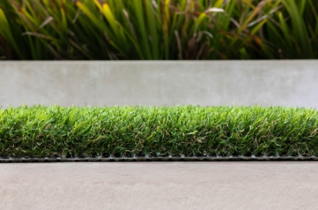 Gazon synthétique RHYTHM 45 mm - Gamme Prestige proposé par Maison du Gazon.com spécialiste de la pose de gazon synthétique près de Béziers