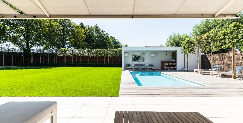 Piscine avec le modèle de gazon synthétique Edison