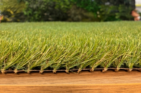 Gazon synthétique WILDFLOWER 40 mm – Gamme Confort proposé par Maison du Gazon.com spécialiste de la pose de gazon synthétique près de Béziers